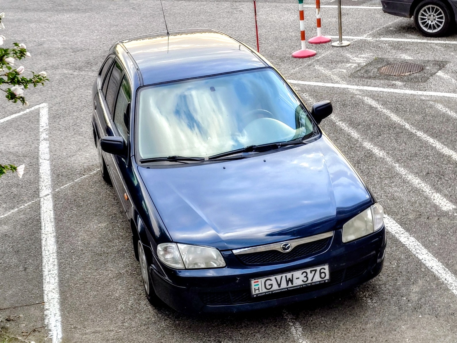 GVW-376, Mazda 323 6th gen Hatch (BJ), 1998–2003