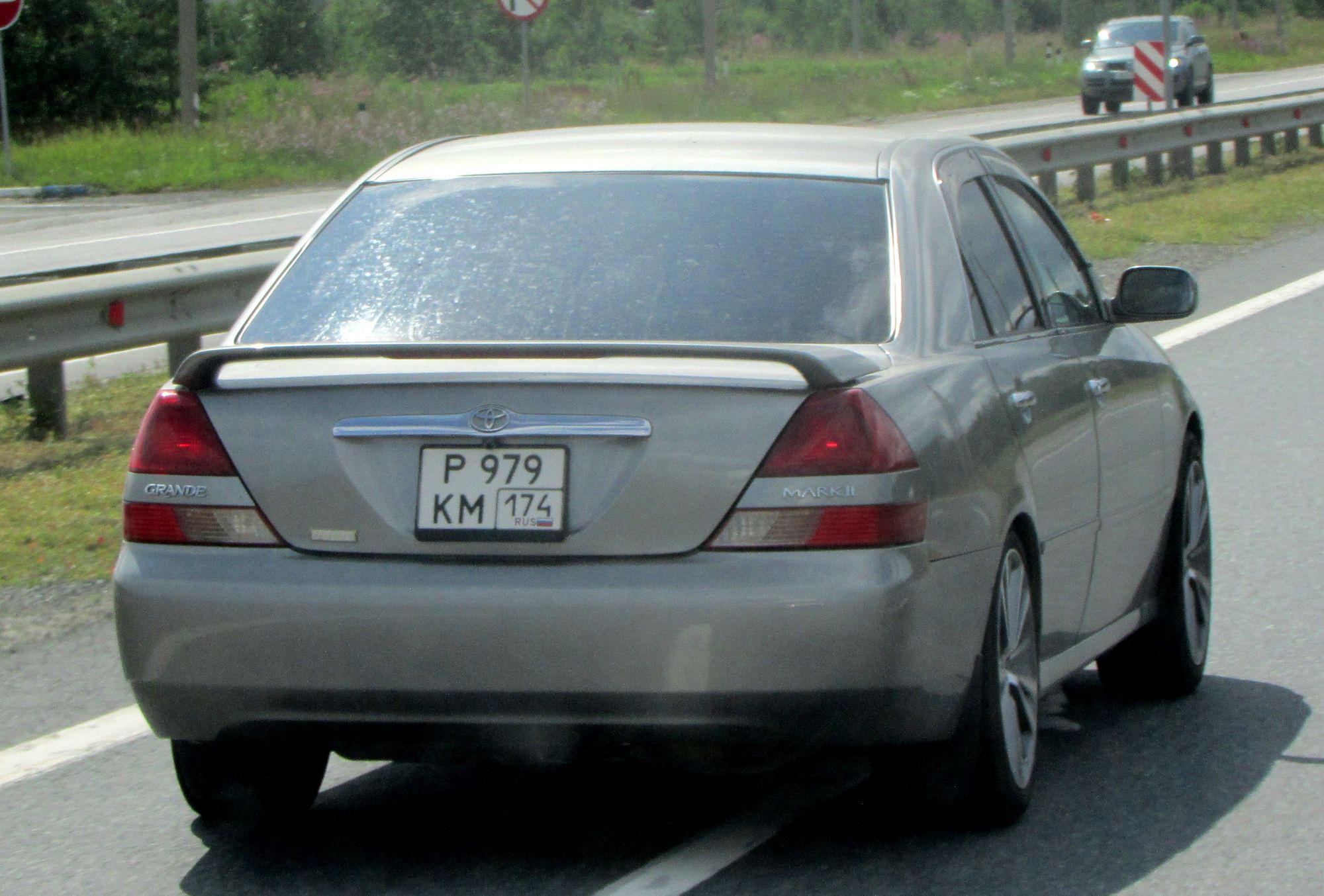 р 979 км 174, Toyota Mark II 9th gen Sedan (X110), 2000–2004