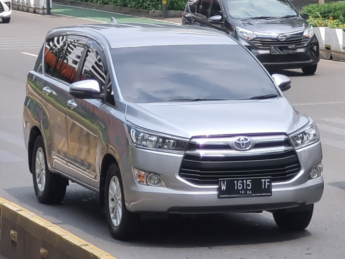 W 1615 TF, Toyota Innova 2nd gen Kijang Innova (AN140), 2015–2022