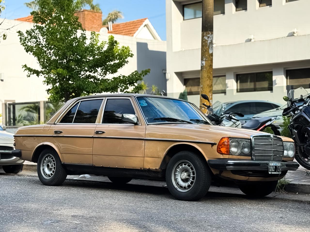 VNA 149, Mercedes-Benz E-Klasse 200–300 Sedan (W123), 1975­–1986