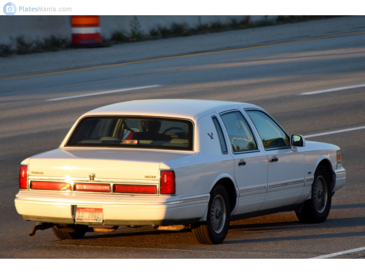 1J 2002, Lincoln Town Car 2nd gen (FN36/116), 1989–1997