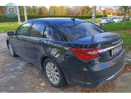 ZJJ 935, Chrysler 200