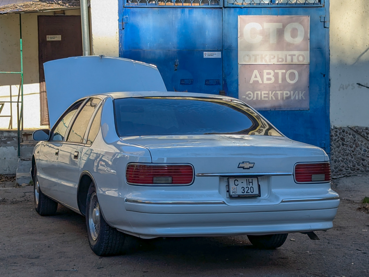 C IH 320, Chevrolet Caprice 4th gen 4-door Sedan (B-body), 1990–1996