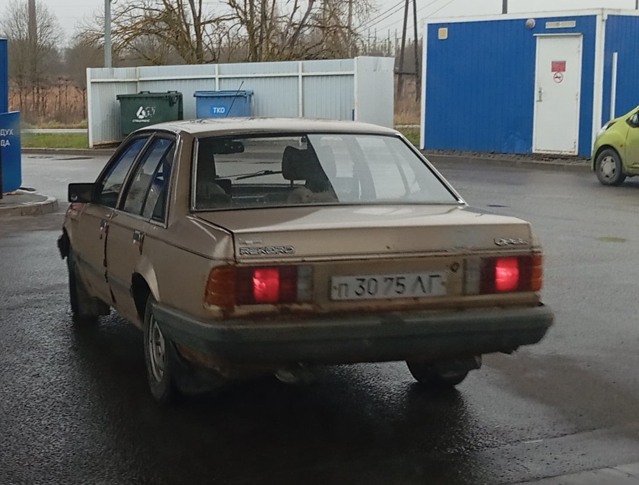 п 3075 ЛГ, Opel Rekord 5th gen Sedan (E2), facelift, 1982–1986