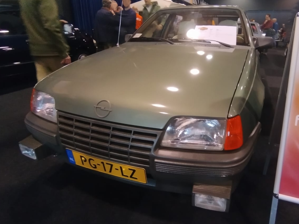 PG-17-LZ, Opel Kadett 5th gen Sedan (E; T85), 1985–1993