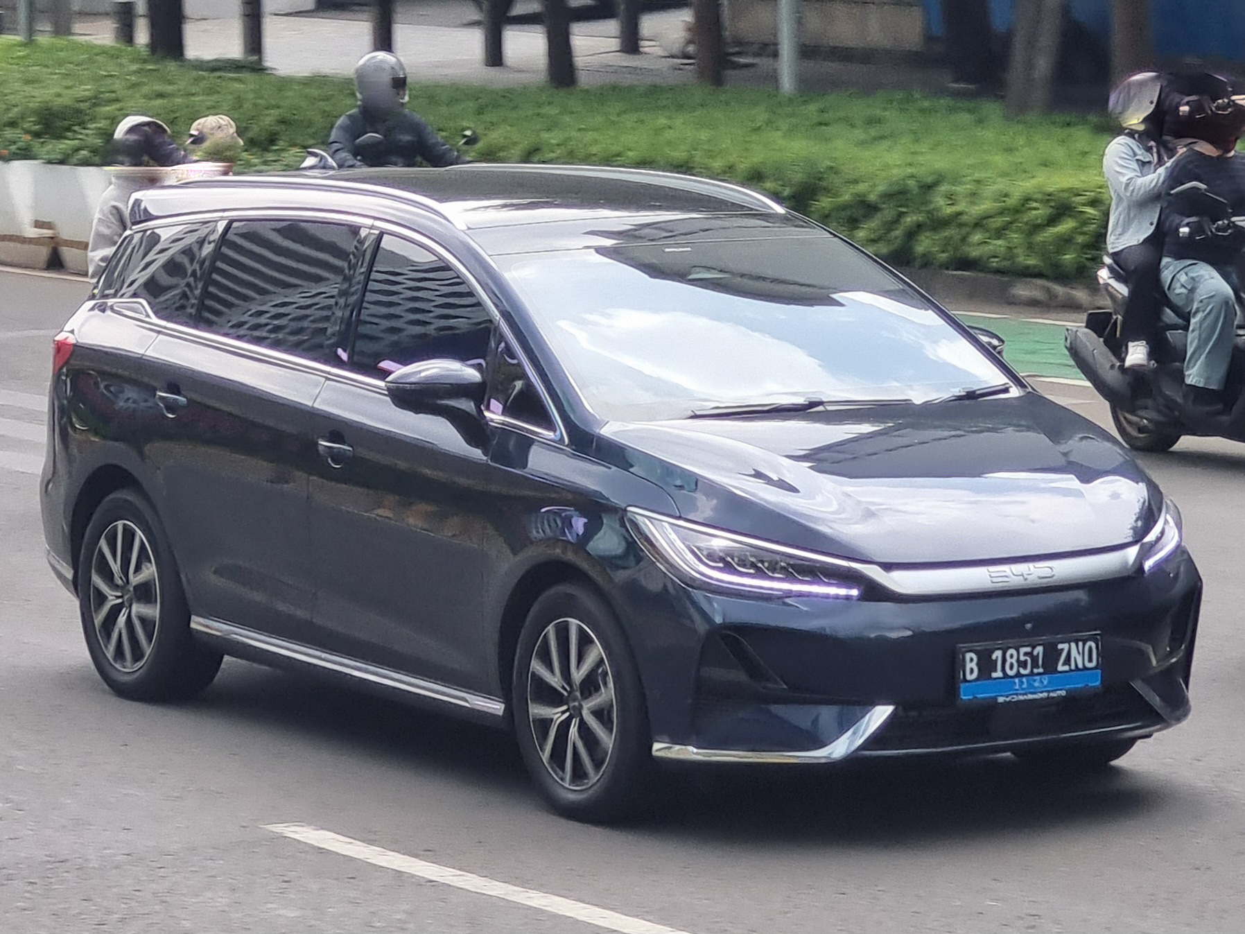 B 1851 ZNO, BYD M6 2nd gen, 2024–