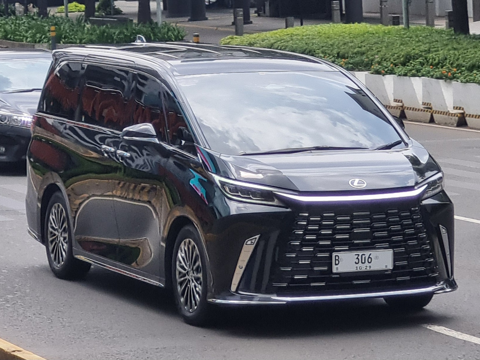 B 306, Lexus LM 2nd gen (AW10), 2023–