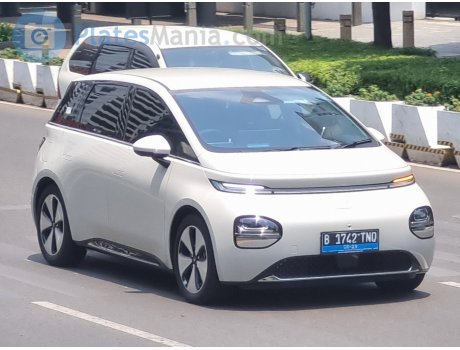 B 1742 TNQ, Wuling Cloud