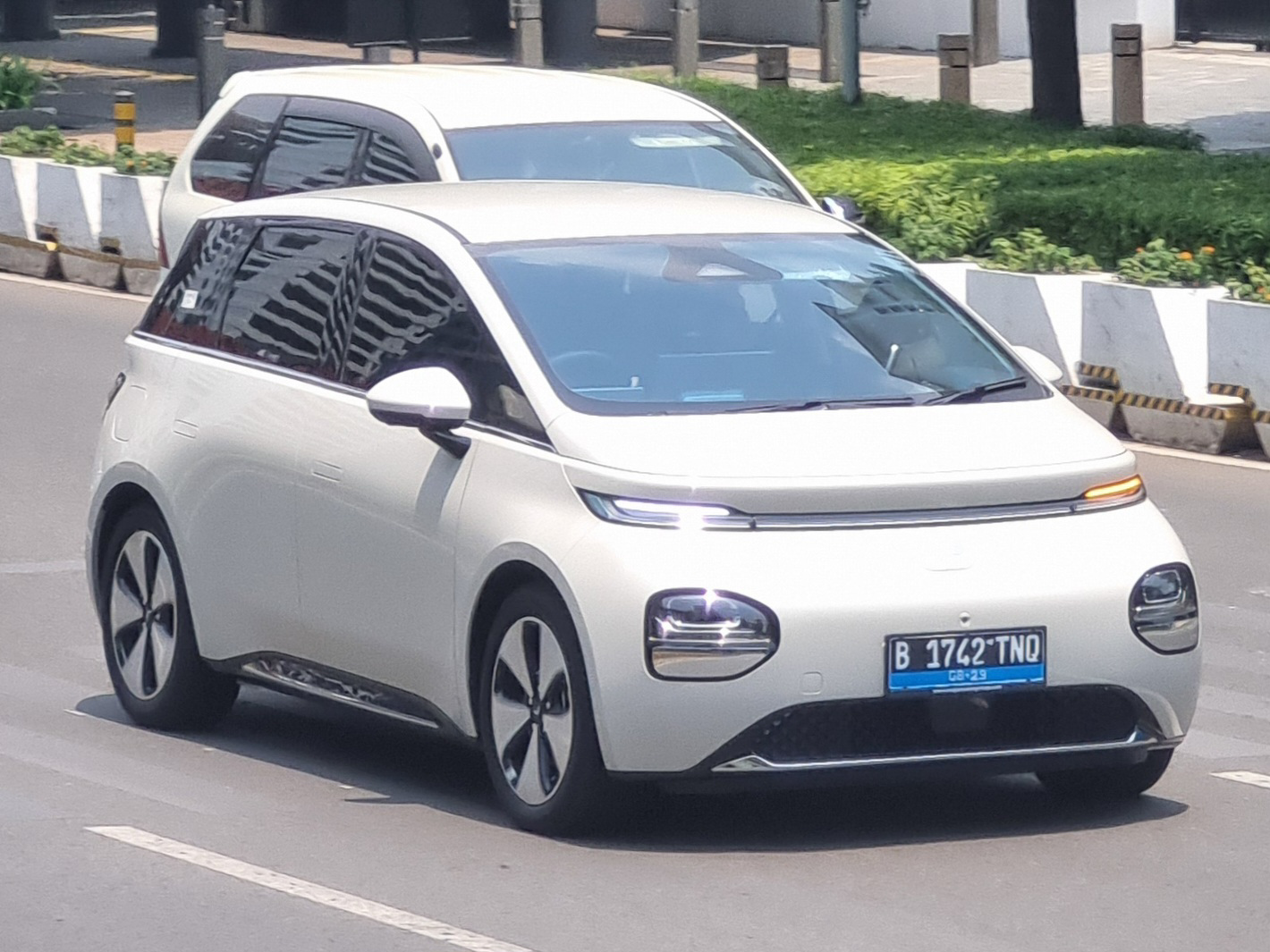 B 1742 TNQ, Wuling Cloud 