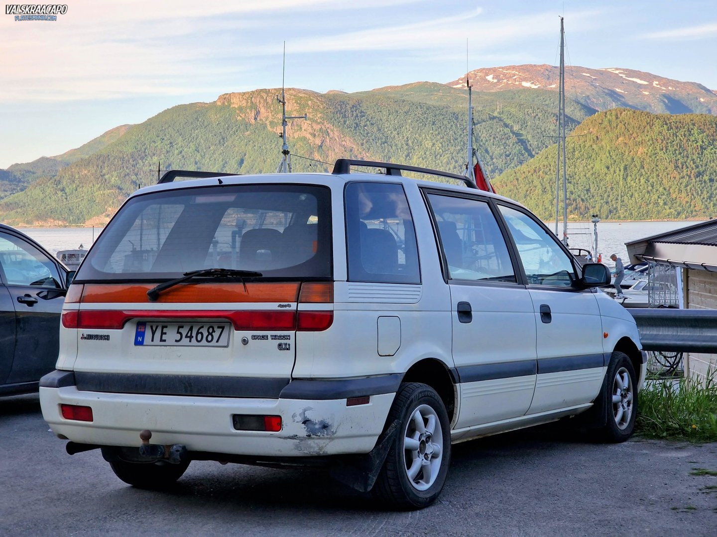 YE 54687, Mitsubishi Space Wagon 2nd gen (N30/N40), 1991–1998