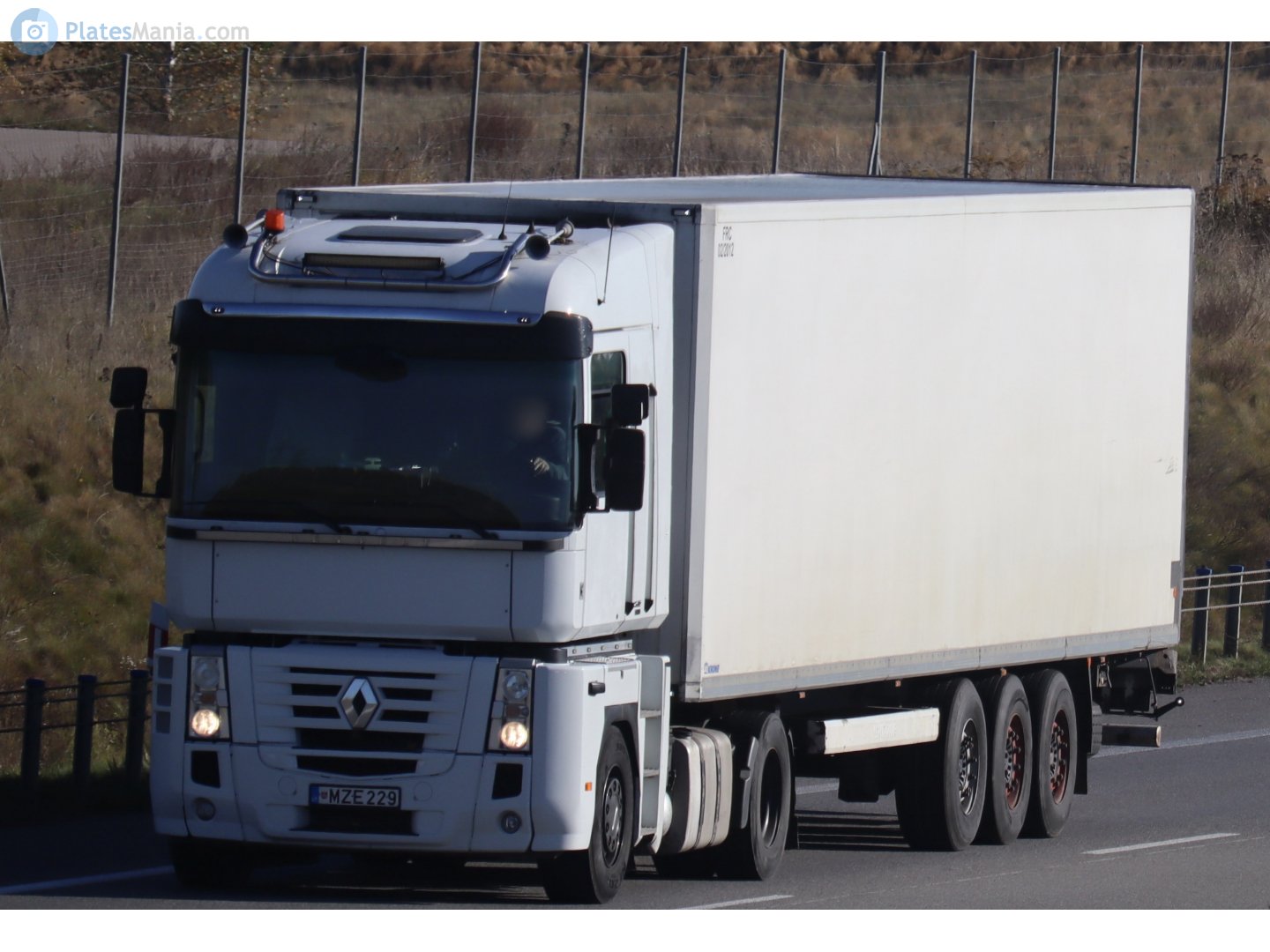 MZE 229, Renault Magnum 3rd gen and 4th gen, 2001–2013