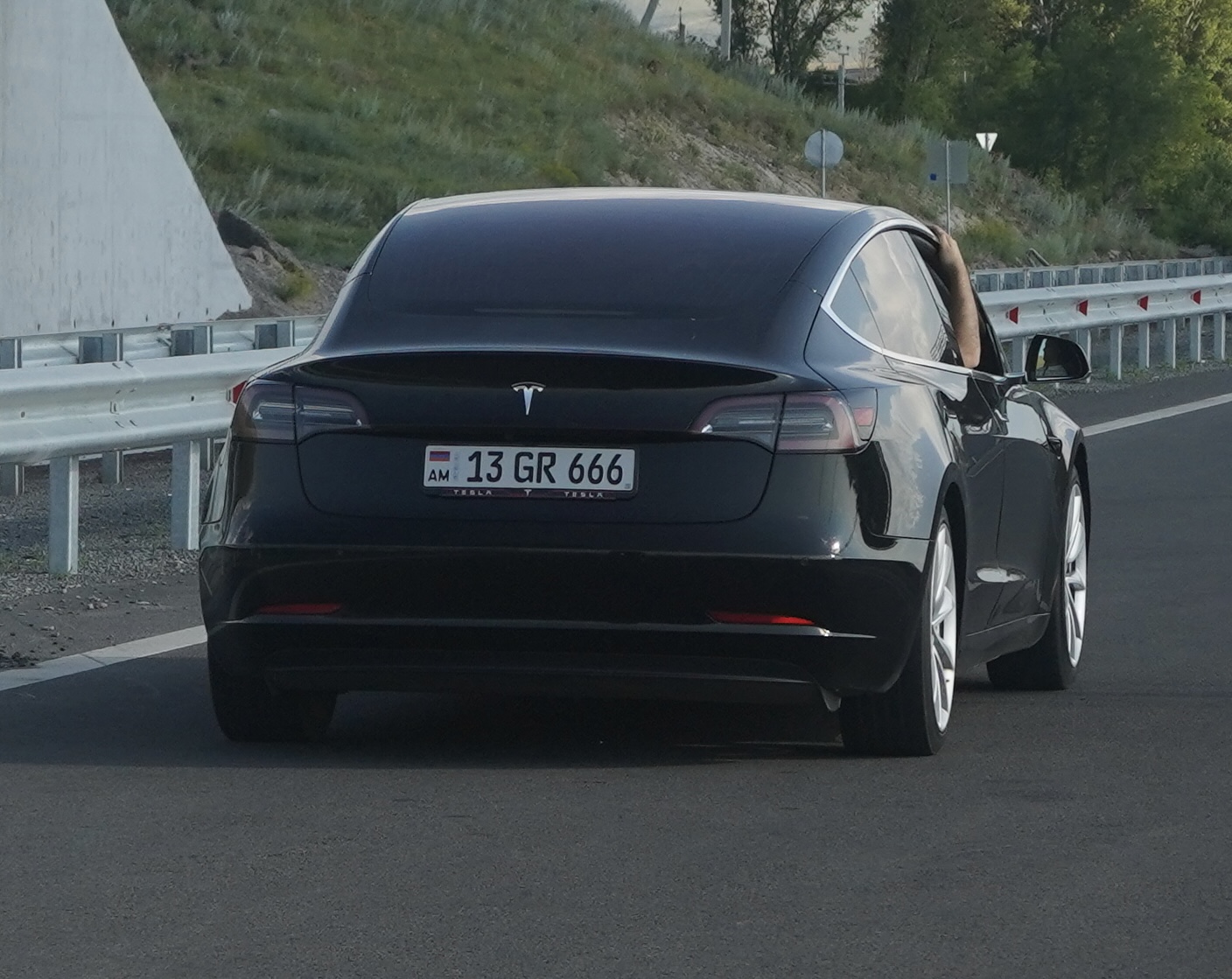 13 GR 666, Tesla Model 3 1st gen (5YJ3), 2017–2023