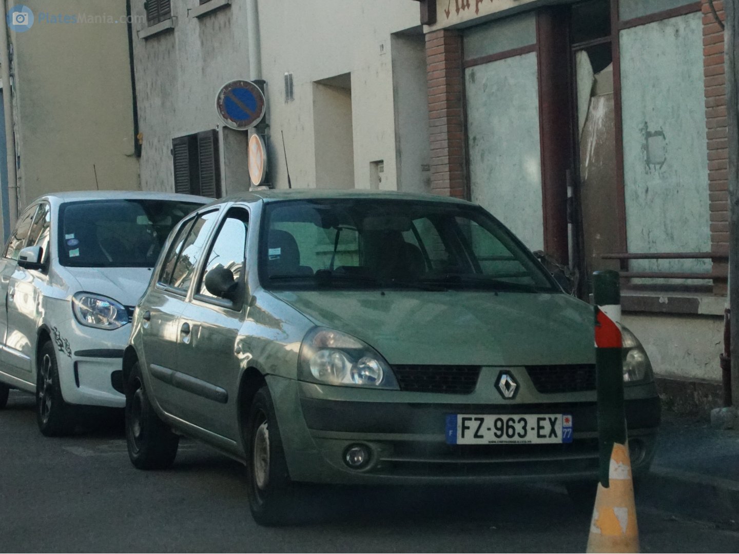 FZ-963-EX, Renault Clio 2nd gen 5-door Hatch (B65), 1st facelift, 2001–2006