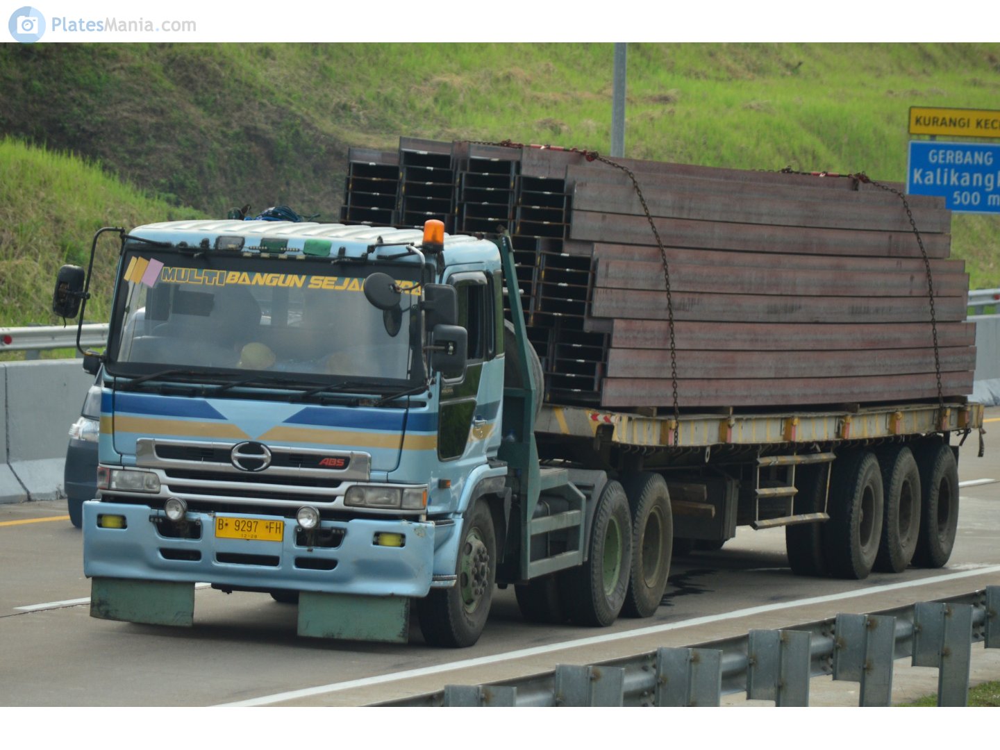 B 9297 FH, Hino Super Dolphin Profia 