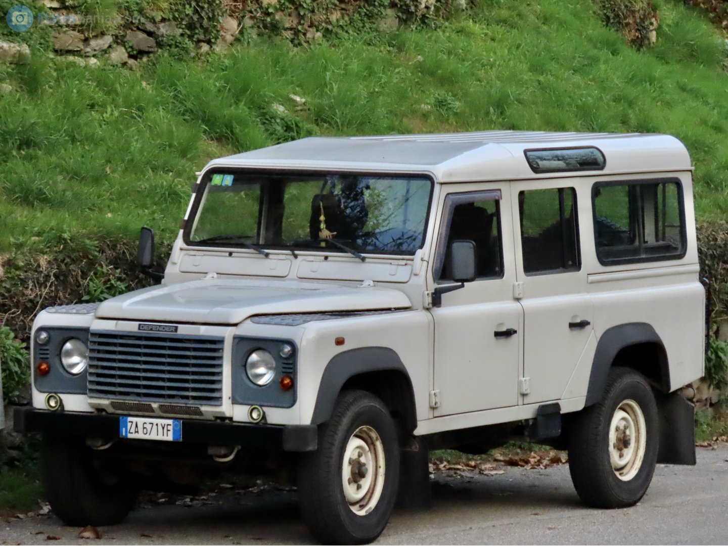 ZA 671 YF, Land Rover Defender 1st gen 110