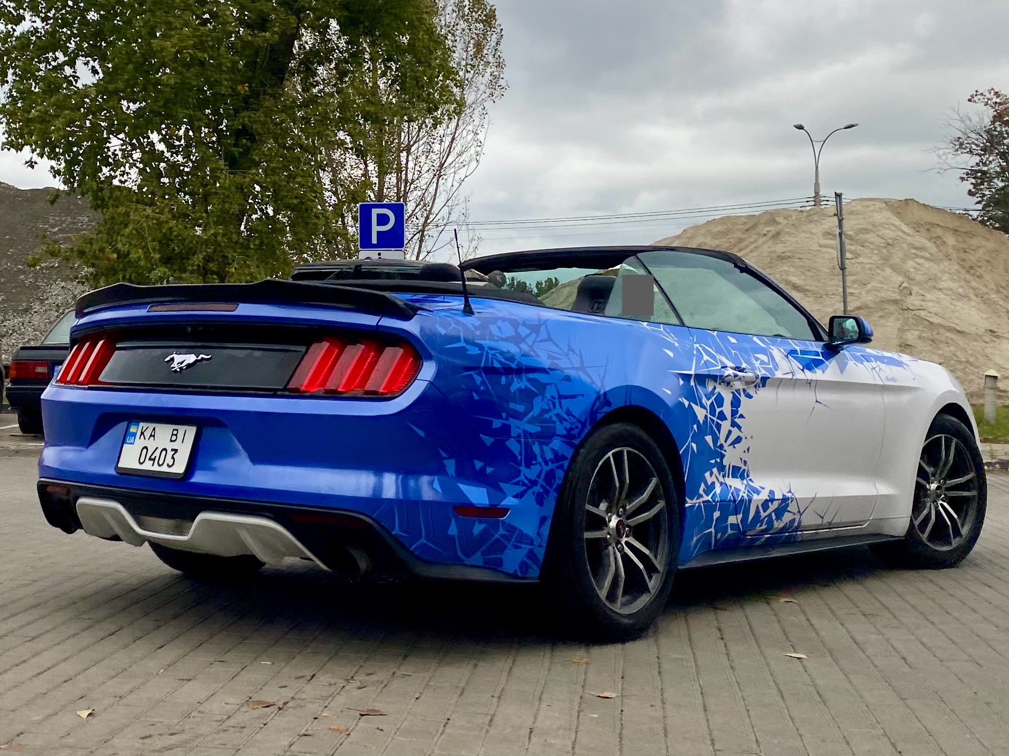 KA 0403 BI, Ford Mustang 6th gen 2-door Convertible (S550), 2014–2017