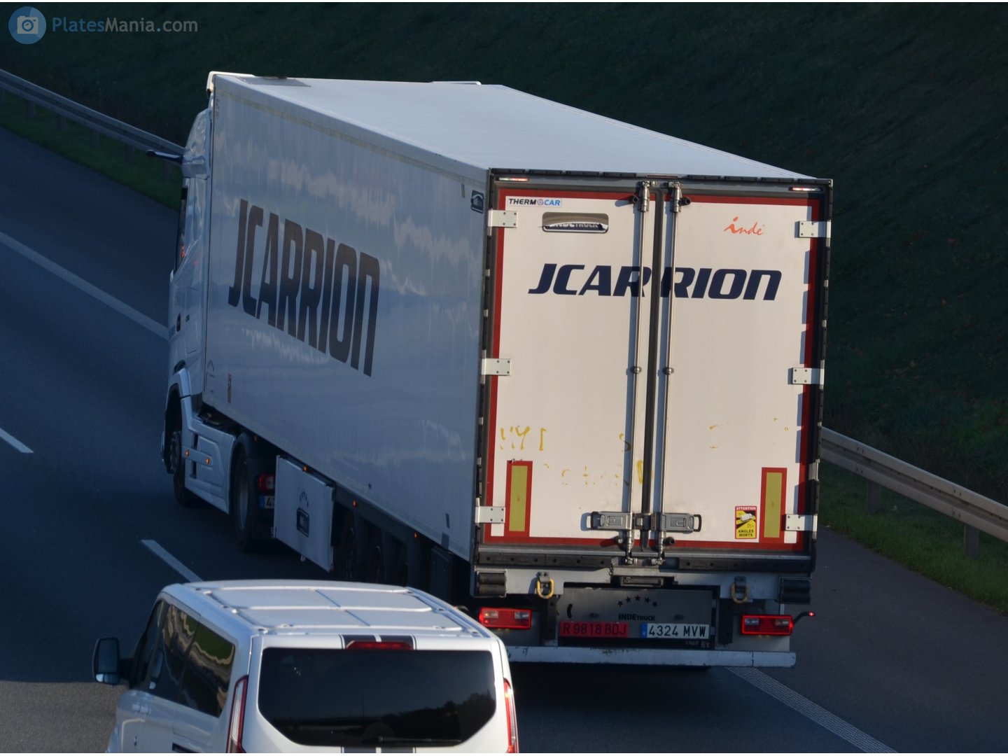 R 9818 BDJ, Indetruck 