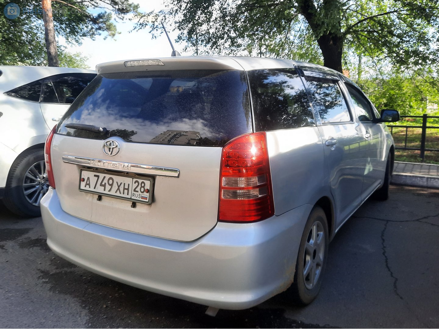а 749 хн 28, Toyota Wish 1st gen (AE10), 2003–2009