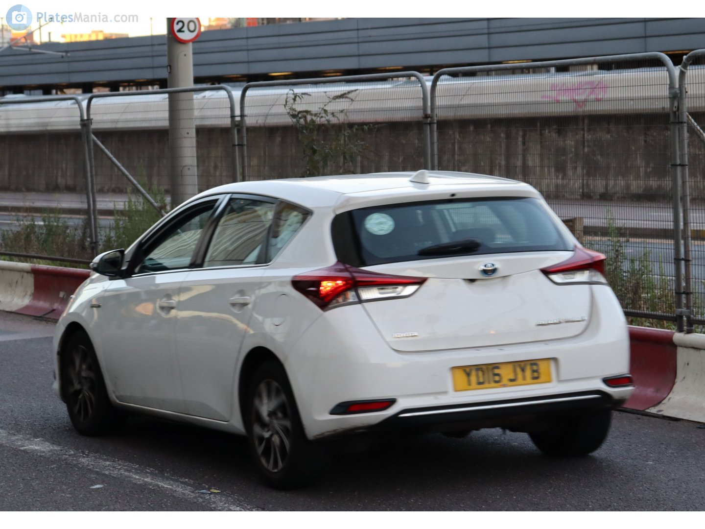 YD16JYB, Toyota Auris 2nd gen Hatch (E180), facelift, 2015–2019
