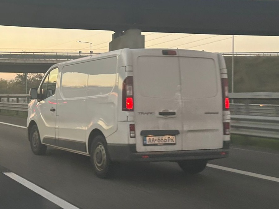 AA 666PK, Renault Trafic 