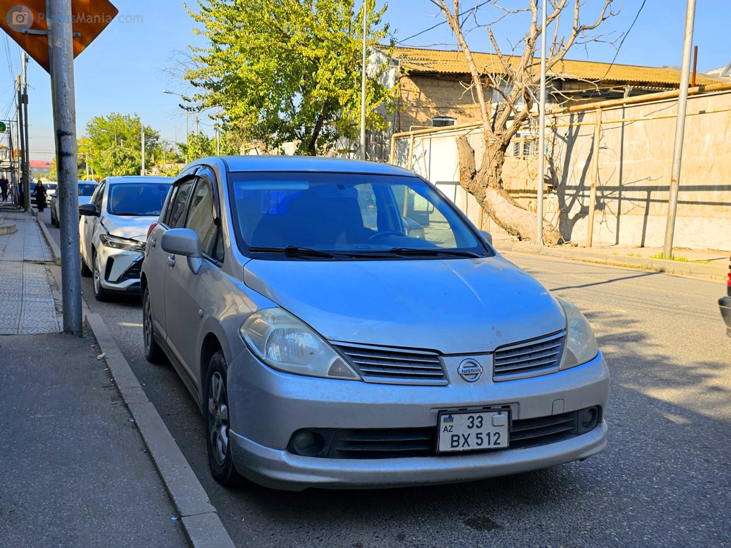 33 BX 512, Nissan Tiida 