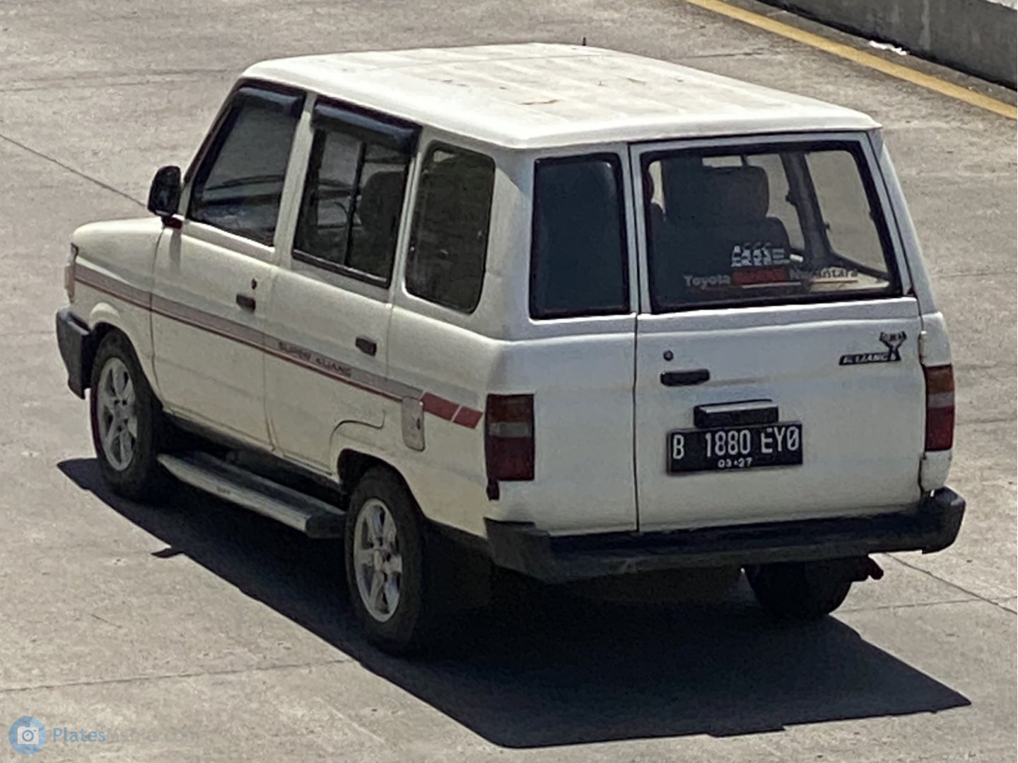 B 1880 EYO, Toyota Kijang 3rd gen MPV (F40/F50), 1986–1996