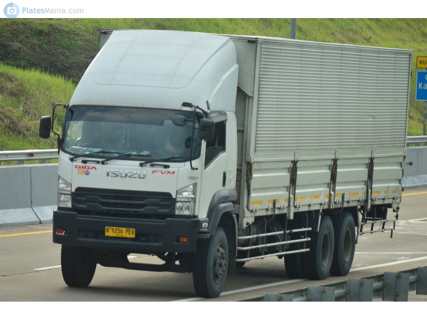 B 9256 PEV, Isuzu F-Series 