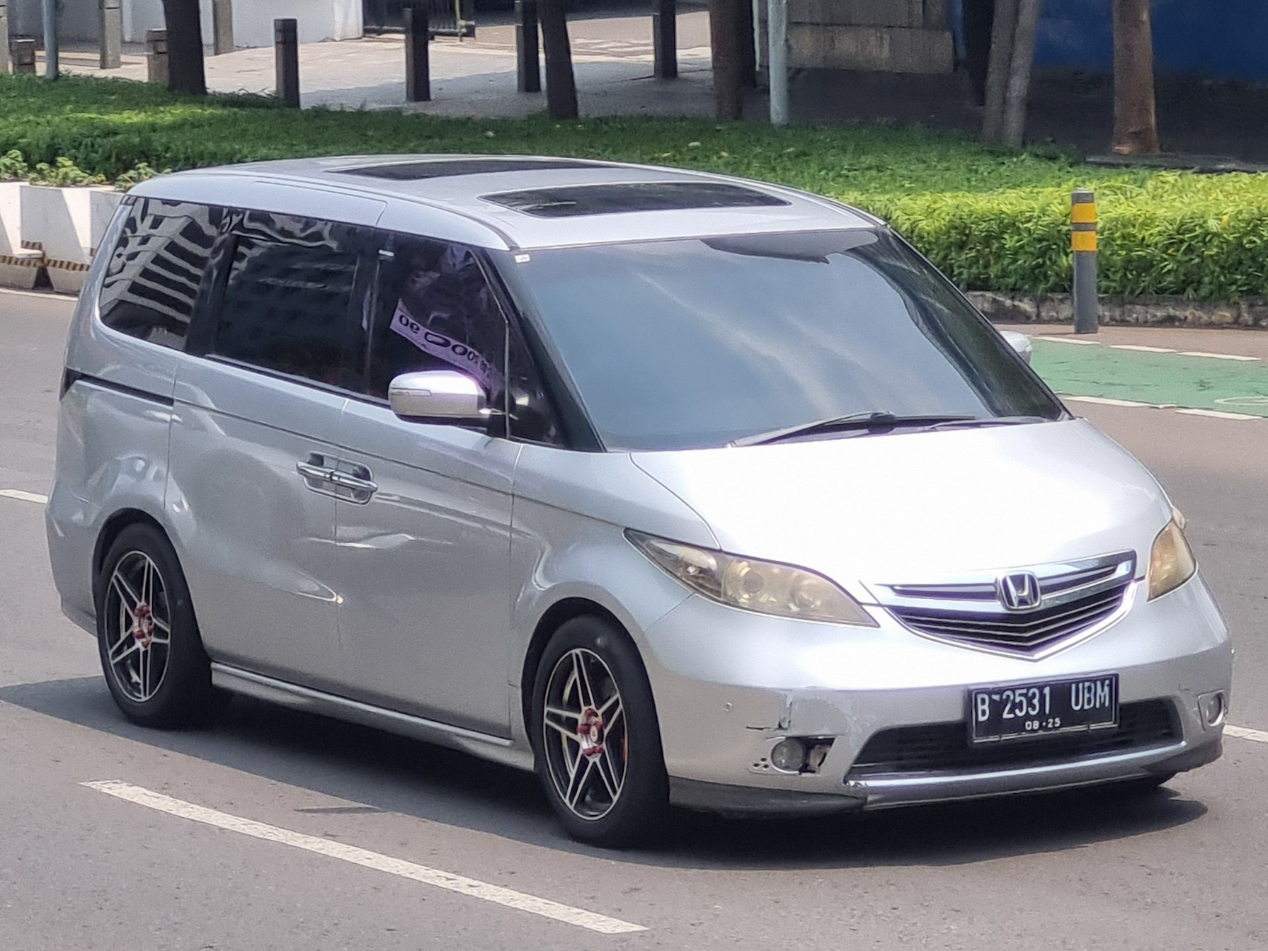 B 2531 UBM, Honda Elysion 1st gen (RR), 2004–2006