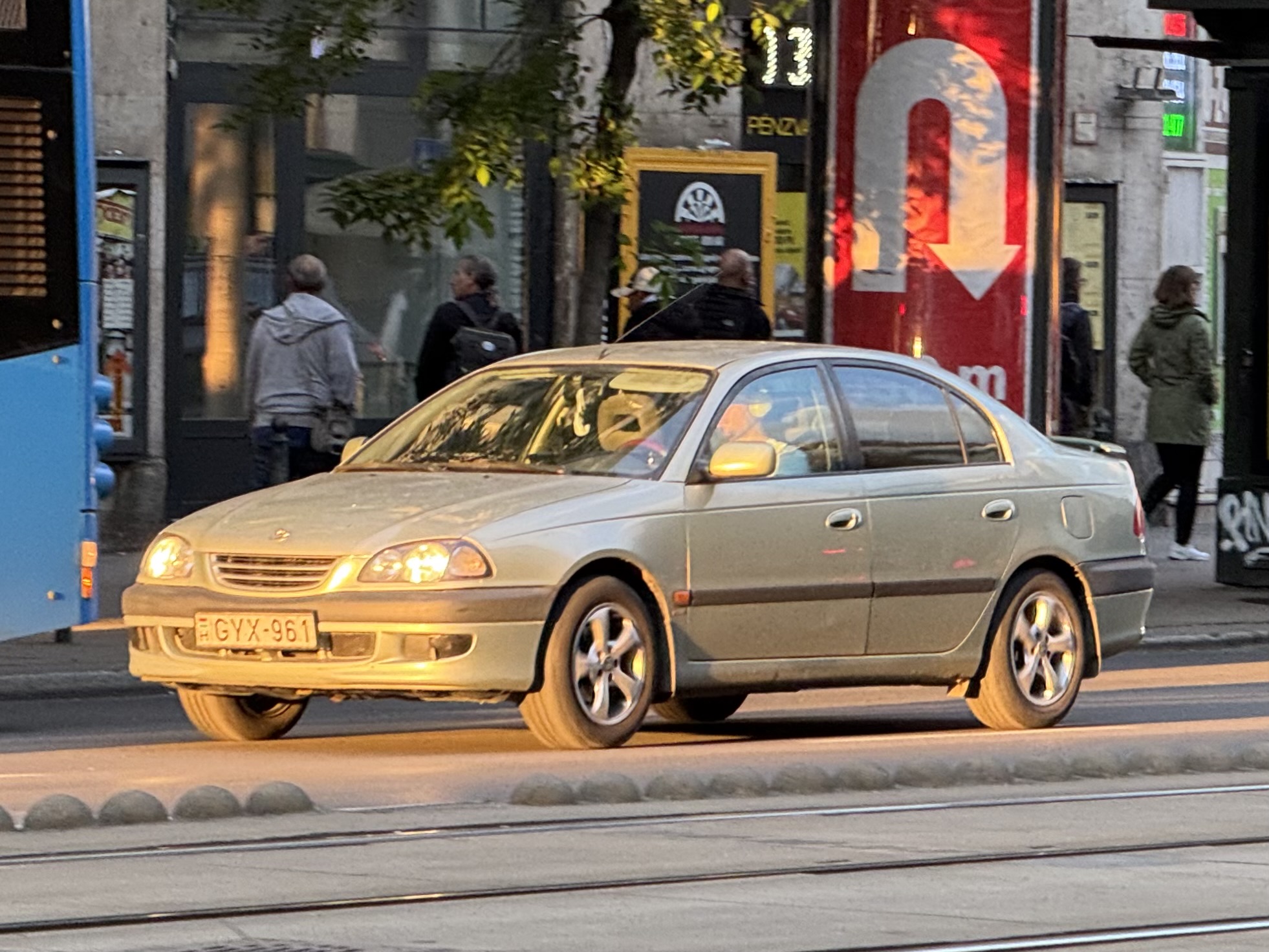 GYX-961, Toyota Avensis 1st gen Sedan (T220), 1997–2003