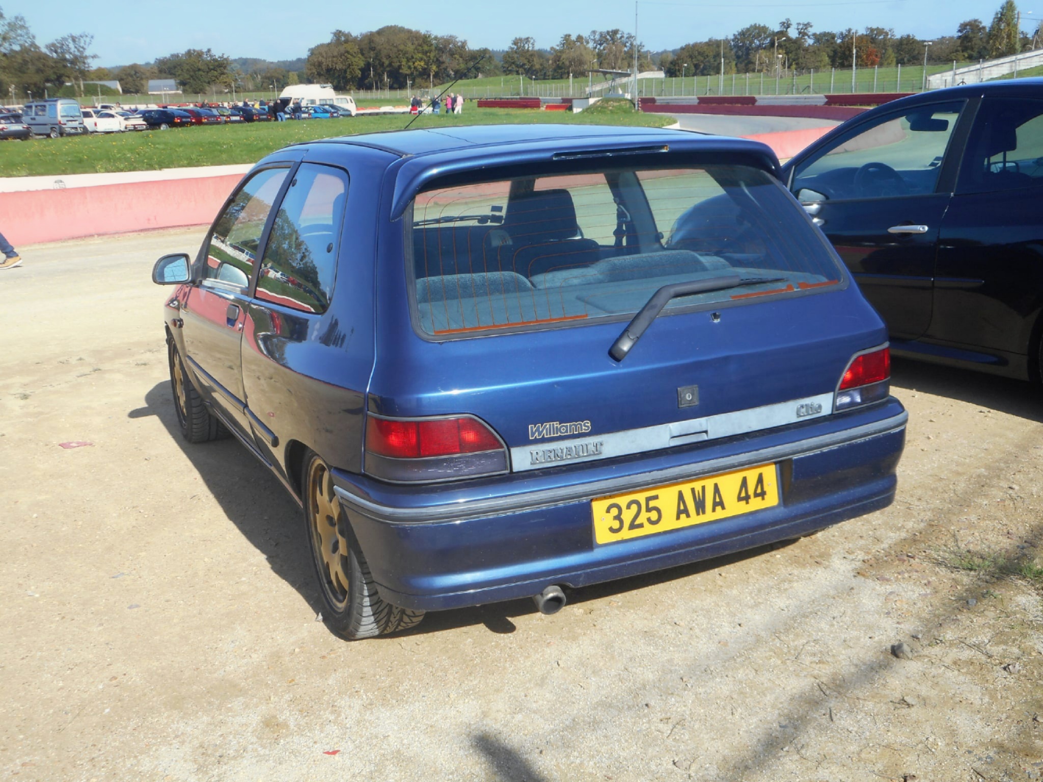325 AWA 44, Renault Clio 