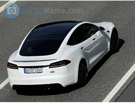 AN DY 330 E, Tesla Model S