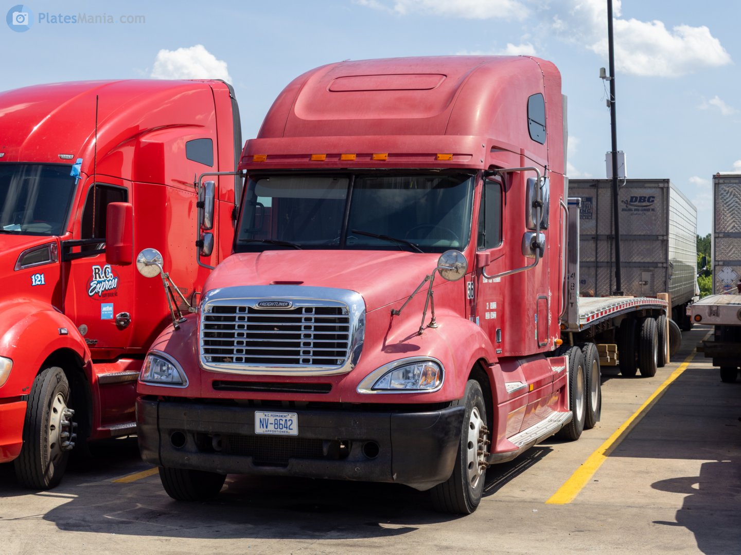 NV-8642, Freightliner Columbia 