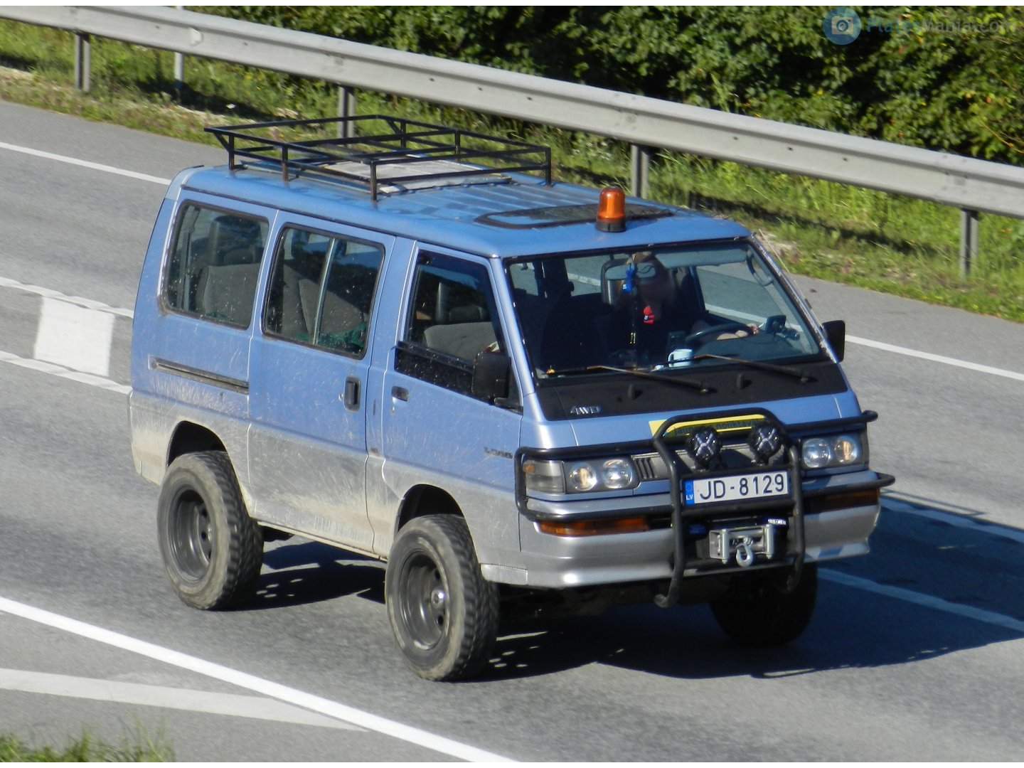 JD-8129, Mitsubishi Delica 