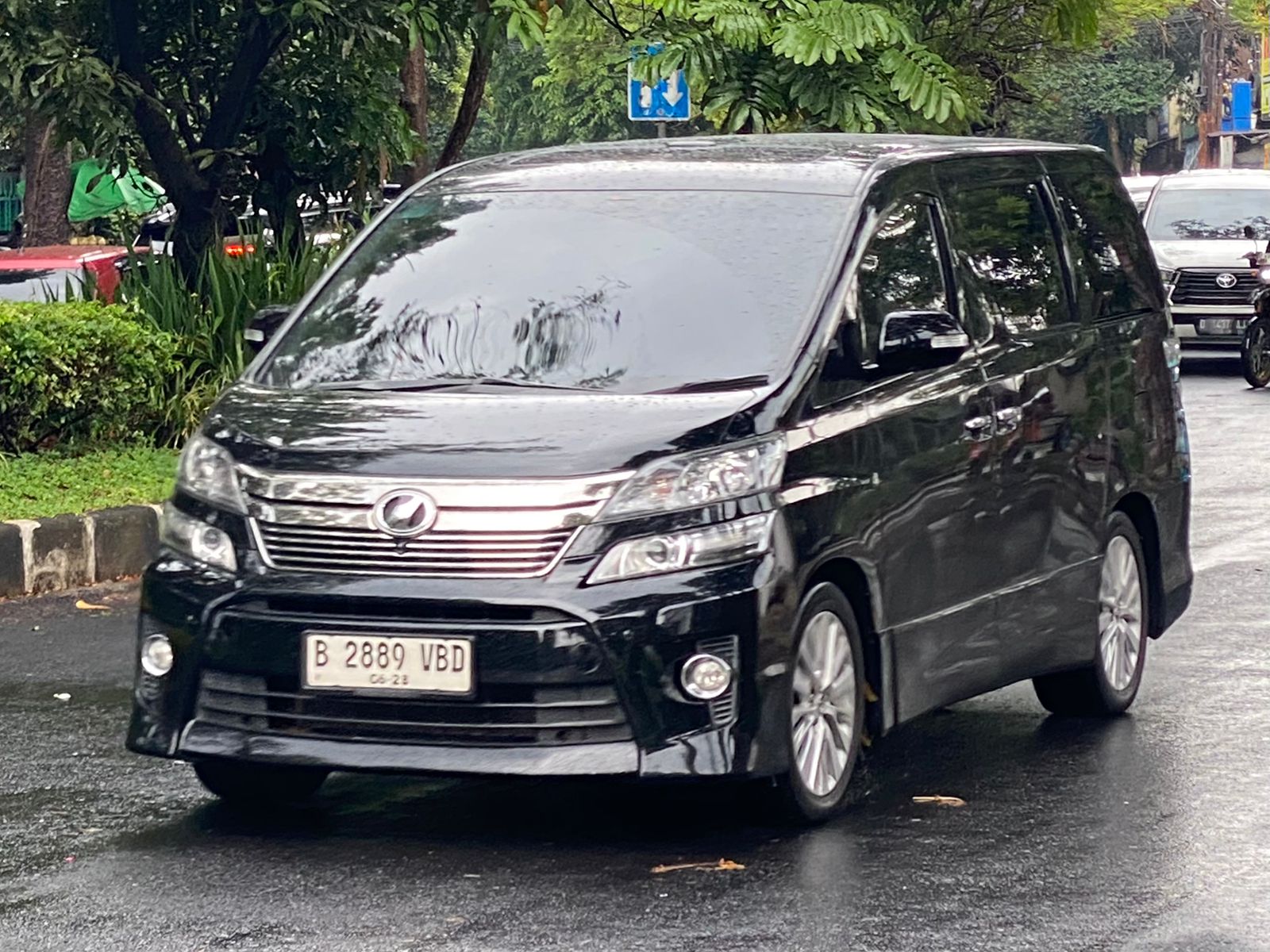 B 2889 VBD, Toyota Vellfire 1st gen (AH20), 2008–2015