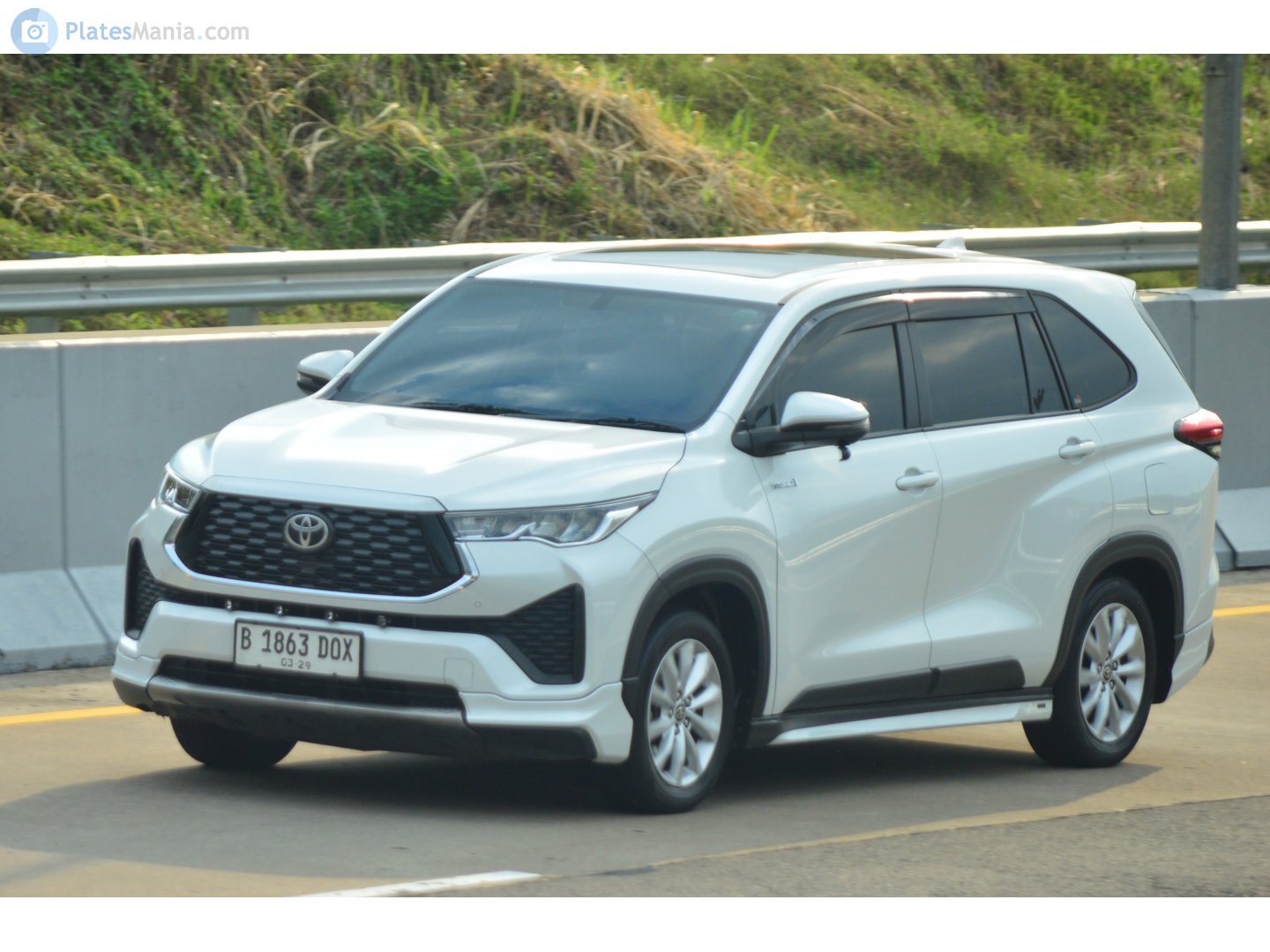 B 1863 DOX, Toyota Innova 3rd gen HyCross/Kijang Innova Zenix (AG10), 2022–