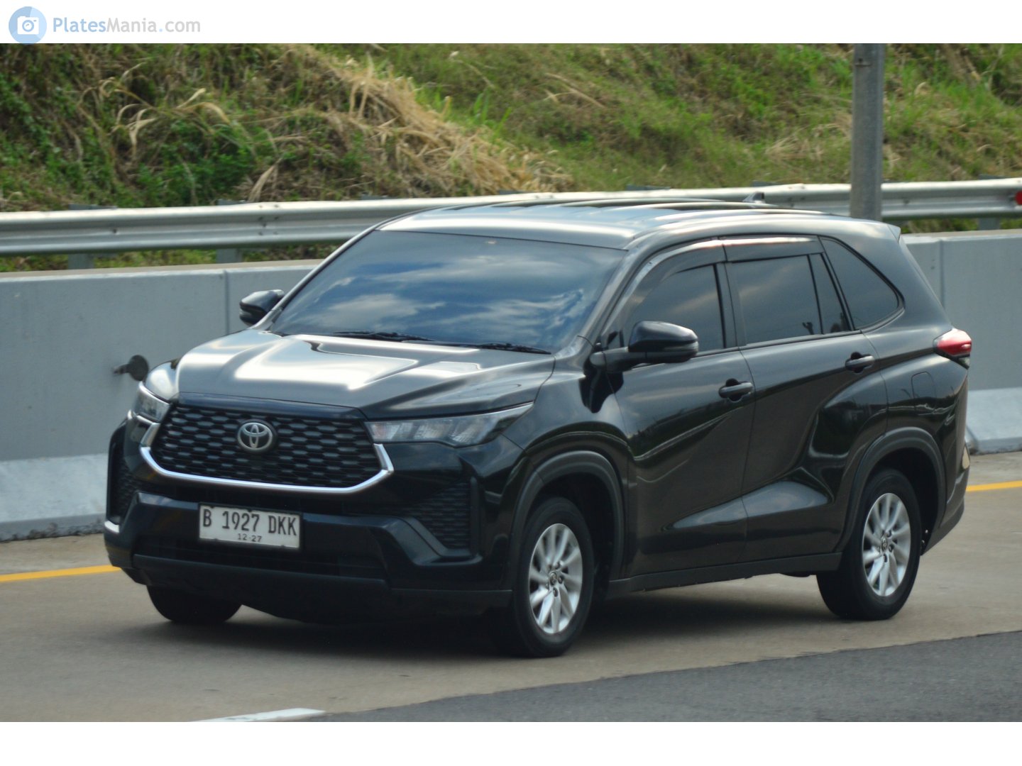 B 1927 DKK, Toyota Innova 3rd gen HyCross/Kijang Innova Zenix (AG10), 2022–