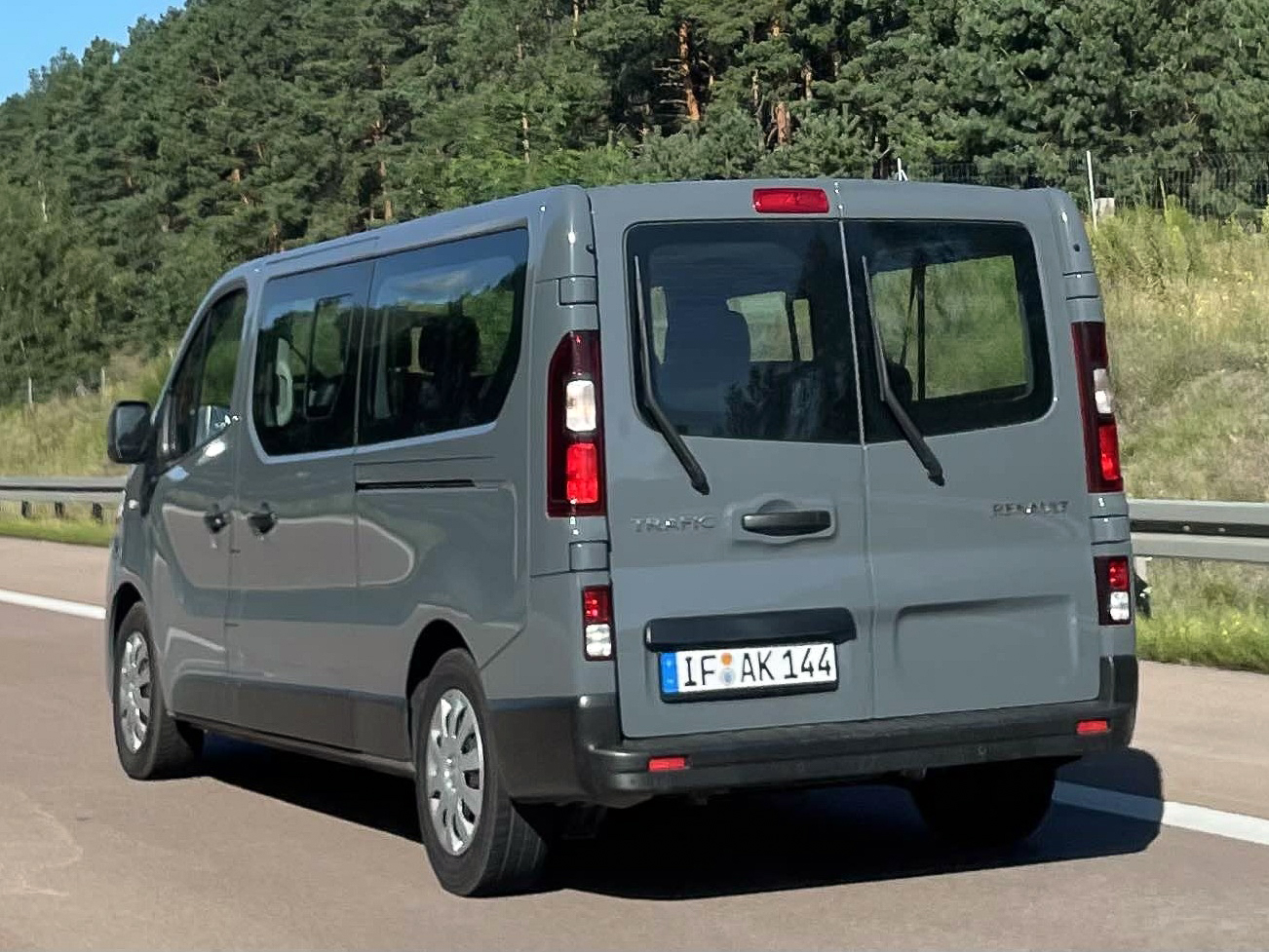 IF AK 144, Renault Trafic 