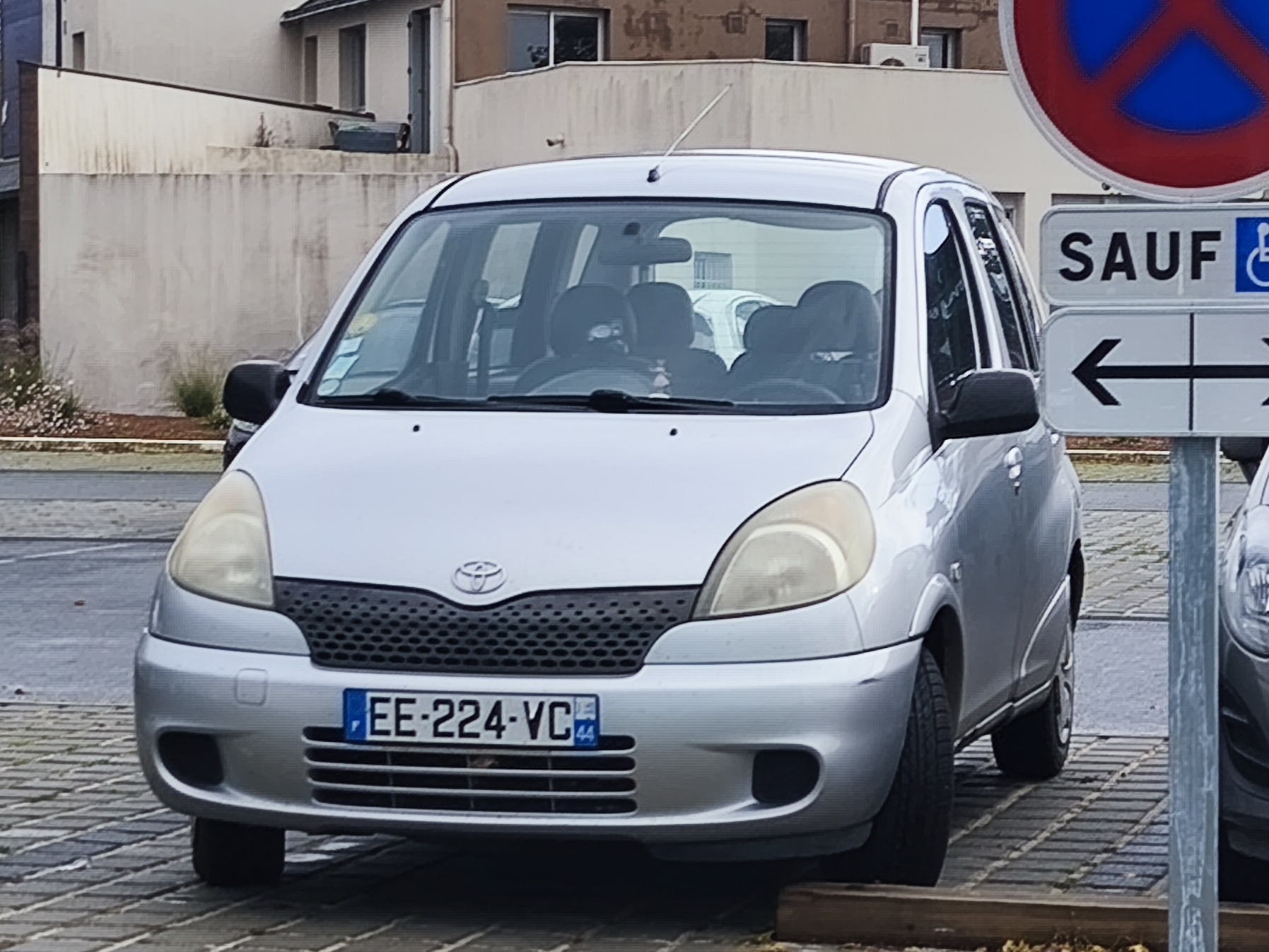 EE-224-VC, Toyota Yaris Verso 1st gen (XP20), 1999–2006