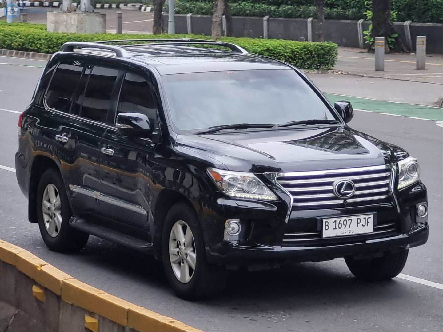 B 1697 PJF, Lexus LX 3rd gen (J200), 1st facelift, 2012–2015