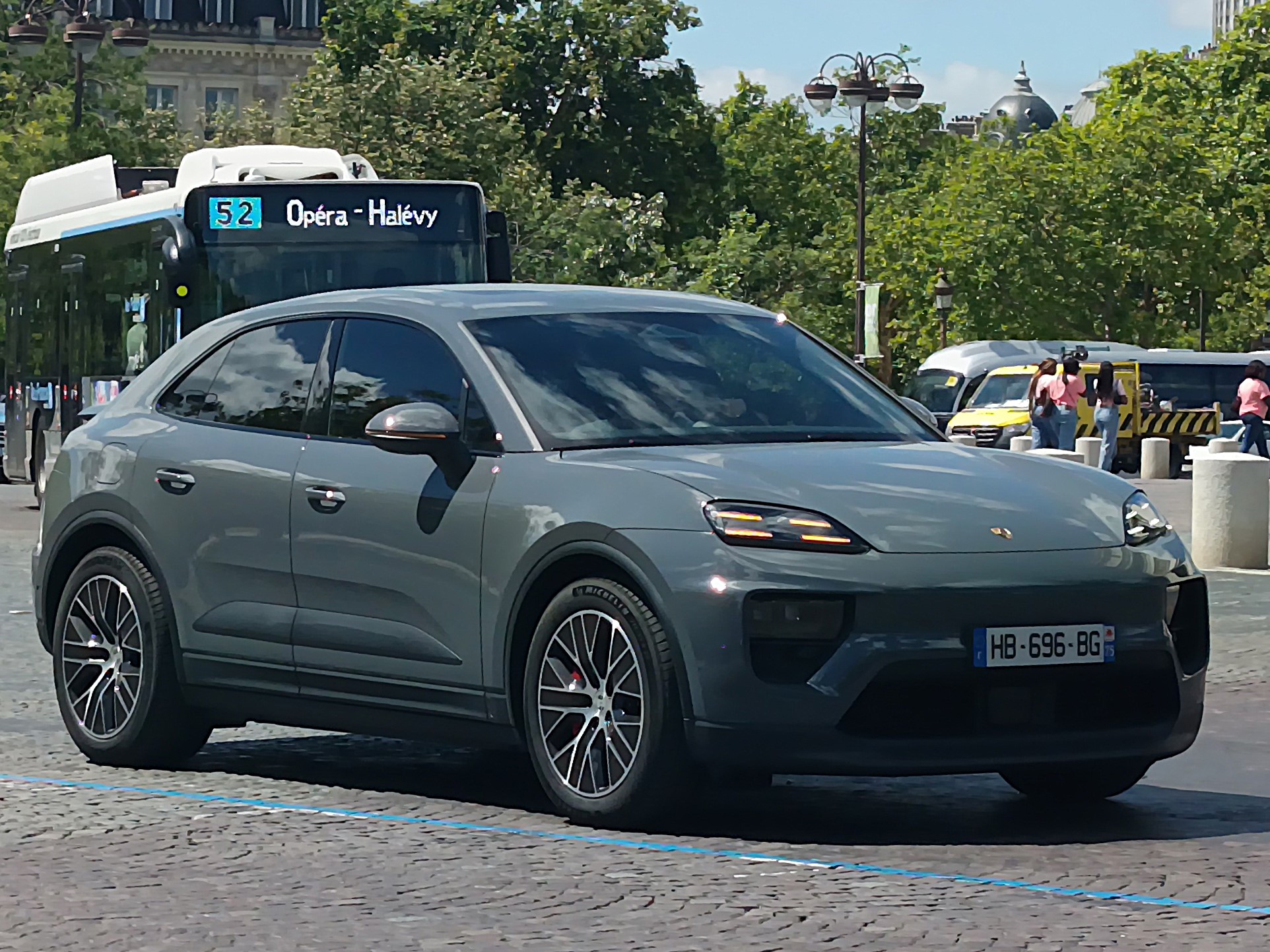 HB-696-BG, Porsche Macan 2nd gen EV (XAB), 2024–