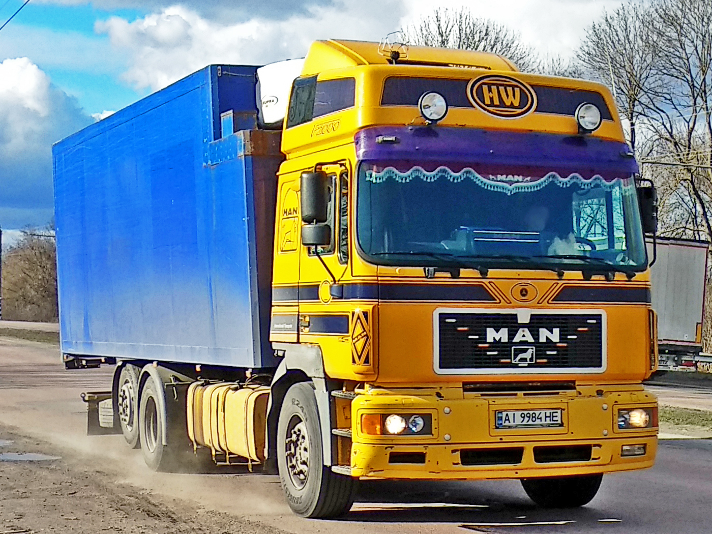 AI 9984 HE, MAN F2000 