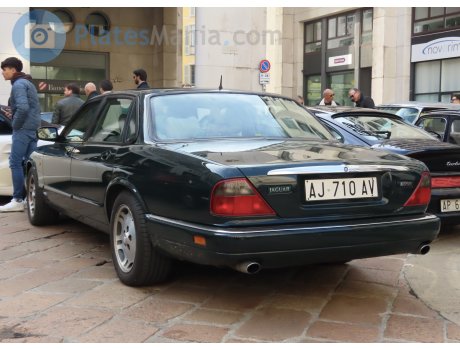 AJ 710 AV, Jaguar XJ