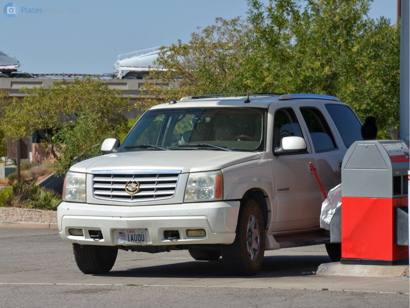1A0DU, Cadillac Escalade 2nd gen (GMT820), 2001–2006