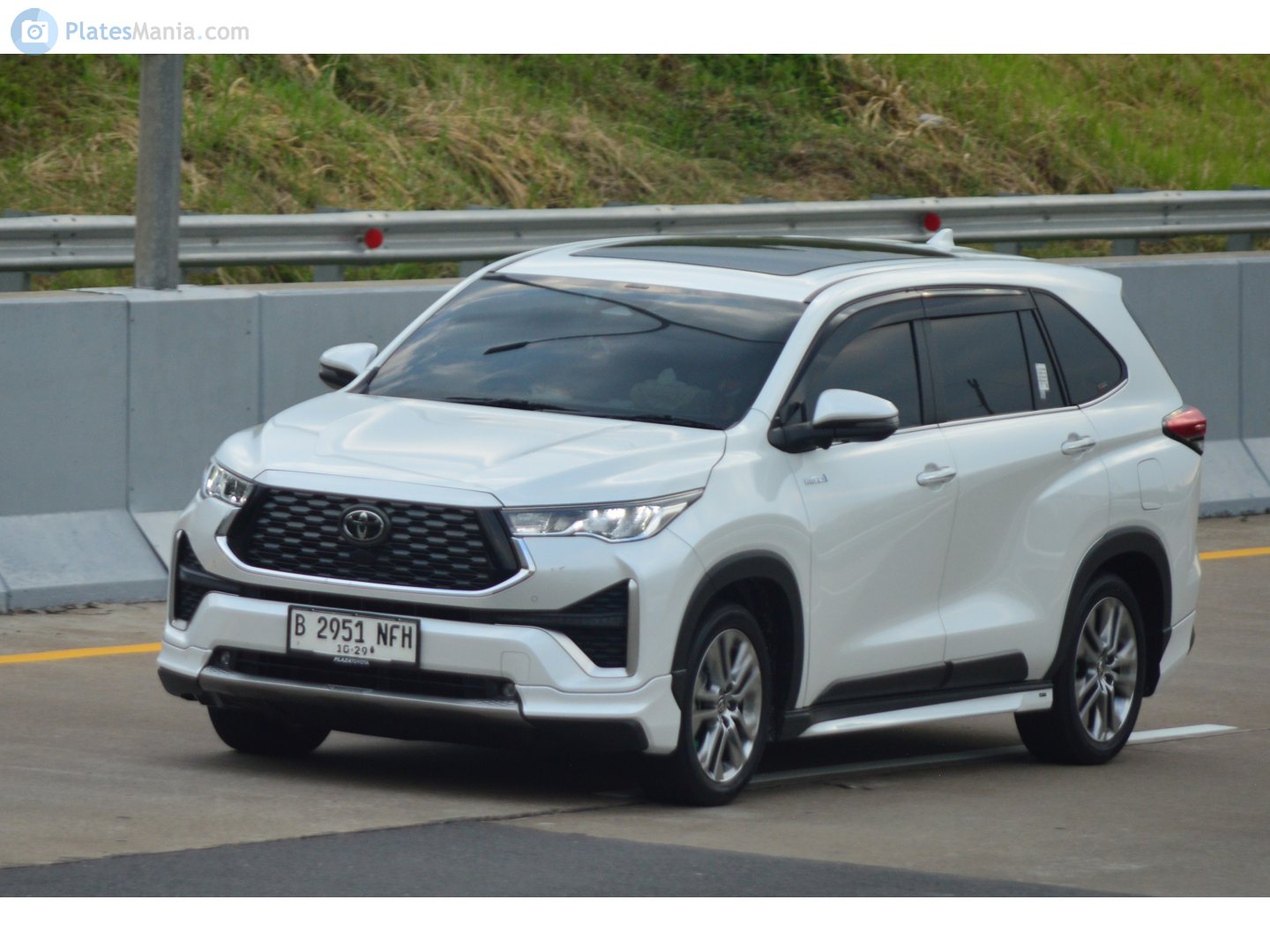 B 2951 NFH, Toyota Innova 3rd gen HyCross/Kijang Innova Zenix (AG10), 2022–