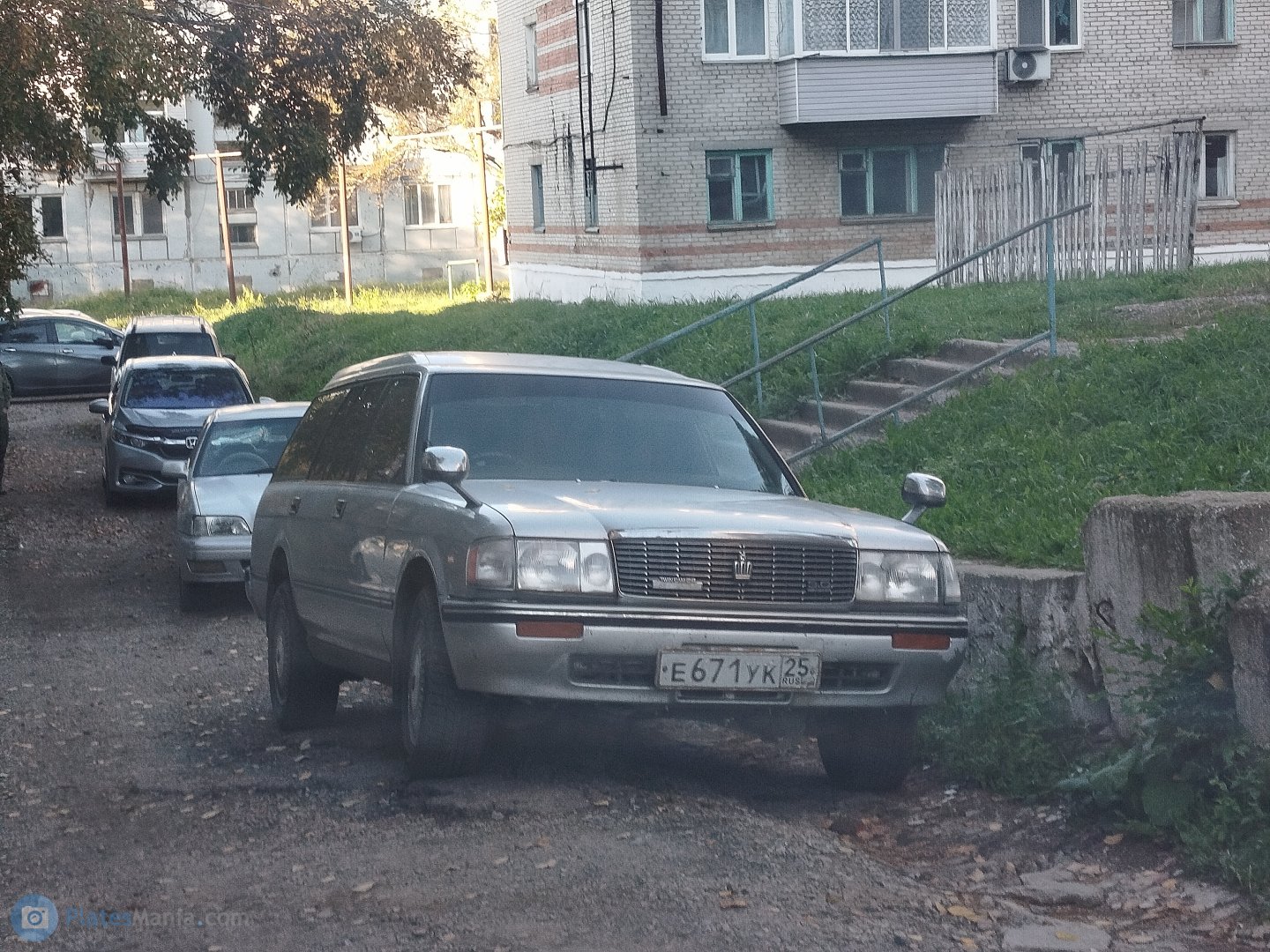 е 671 ук 25, Toyota Crown 