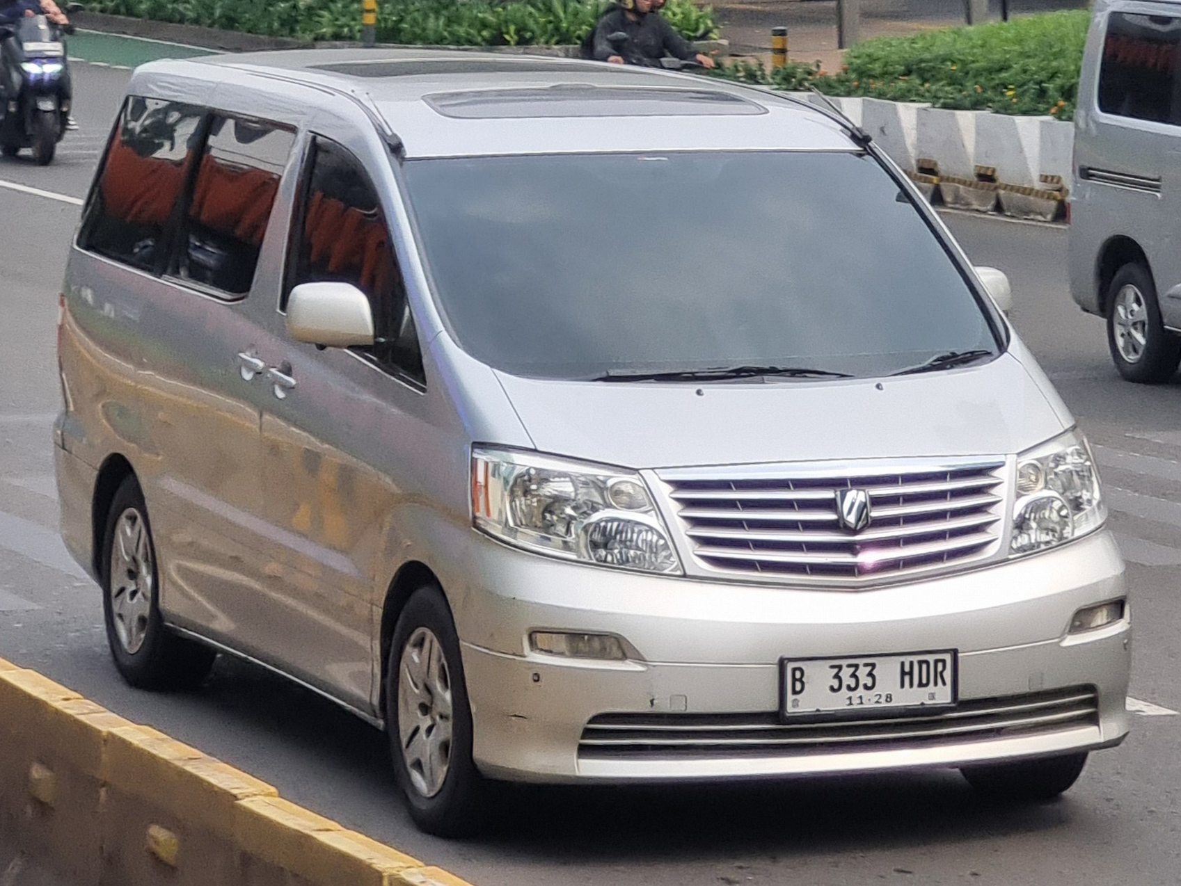 B 333 HDR, Toyota Alphard 1st gen (G/V) (AH10), 2002–2008