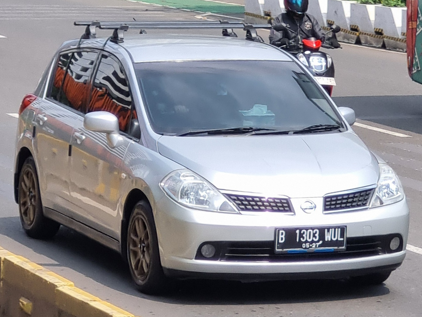 B 1303 WUL, Nissan Latio 1st gen Hatch (C11; ASEAN-market), 2004–2012