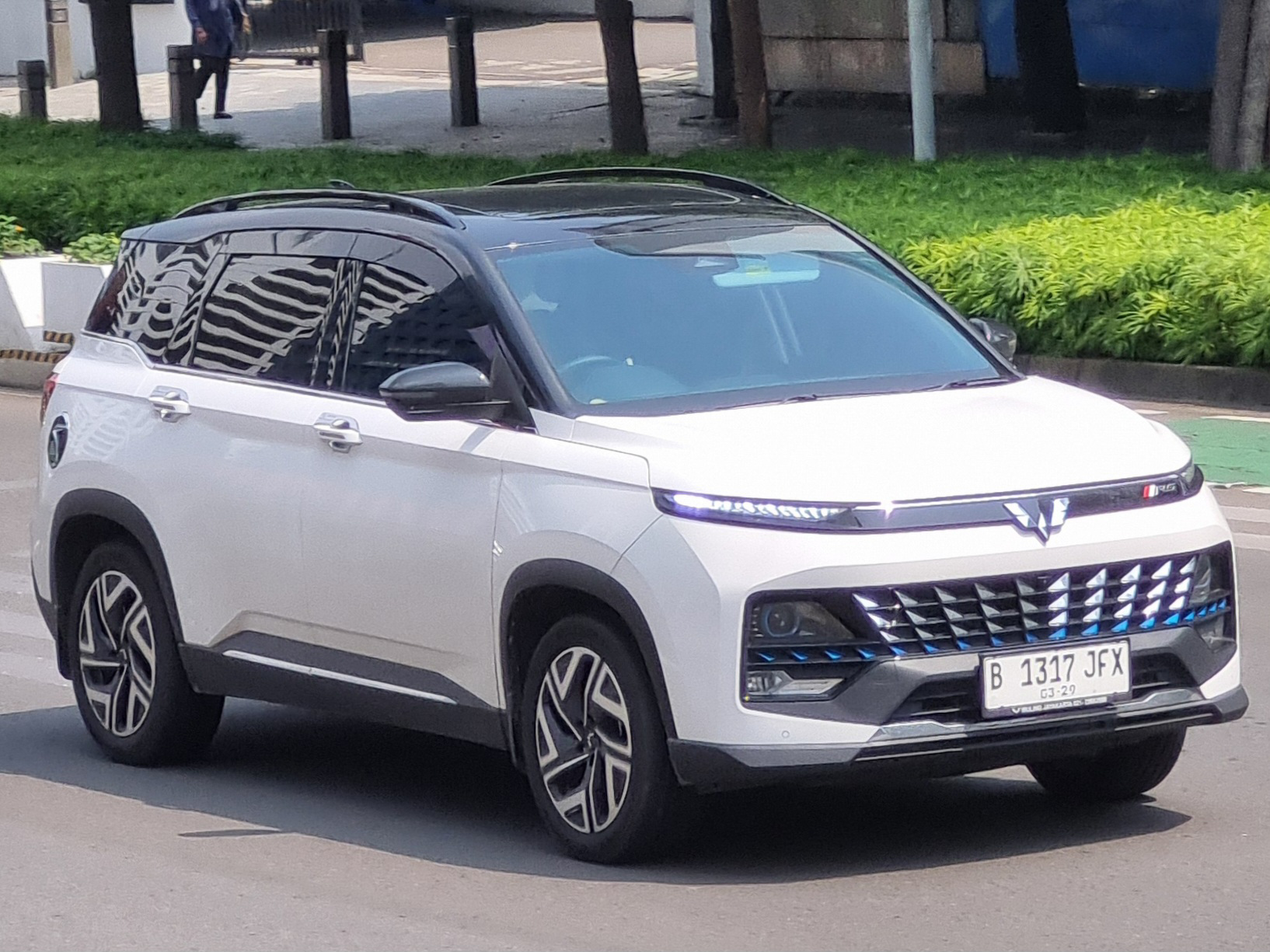 B 1317 JFX, Wuling Almaz 