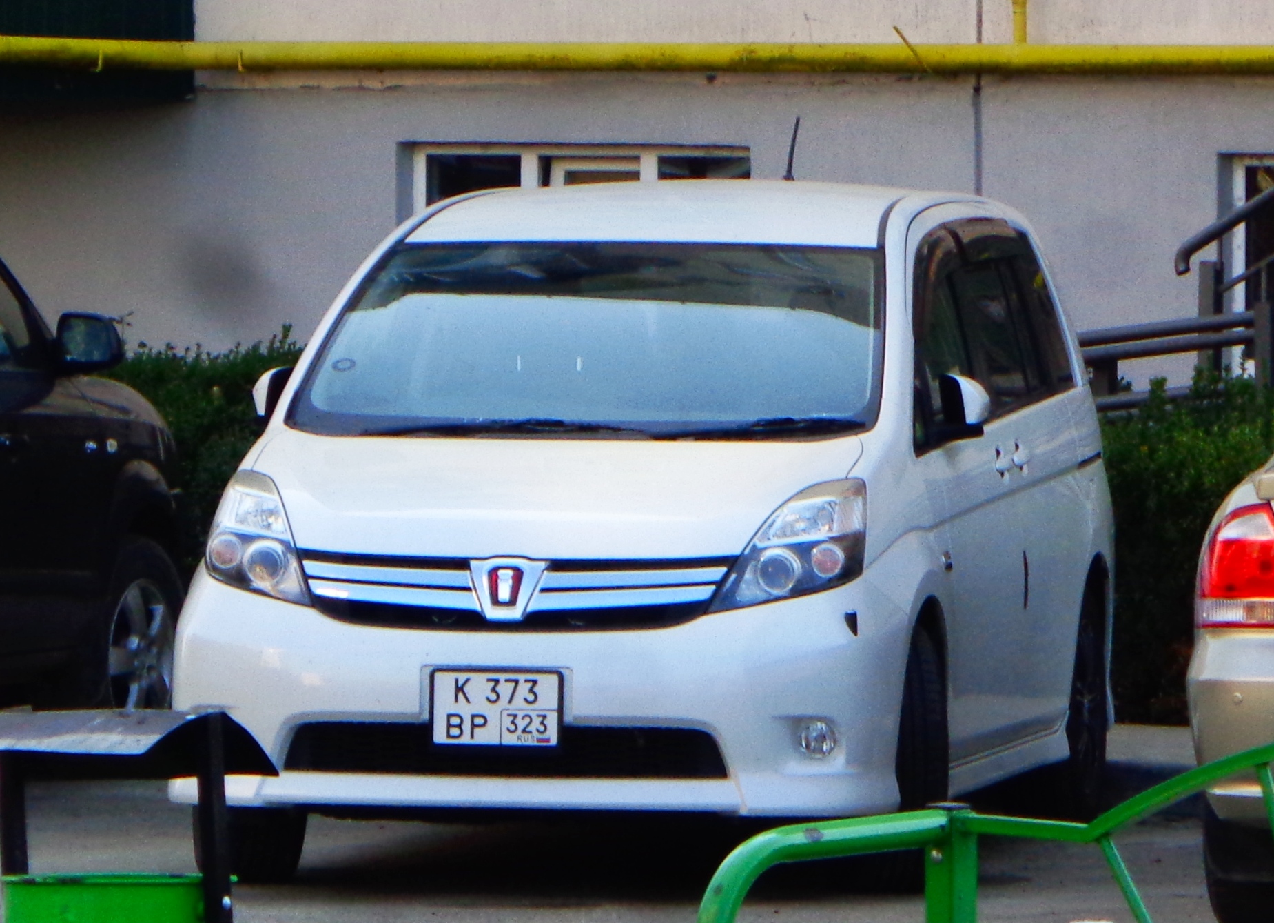 к 373 вр 323, Toyota Isis 1st gen (AM10), 2004–2017