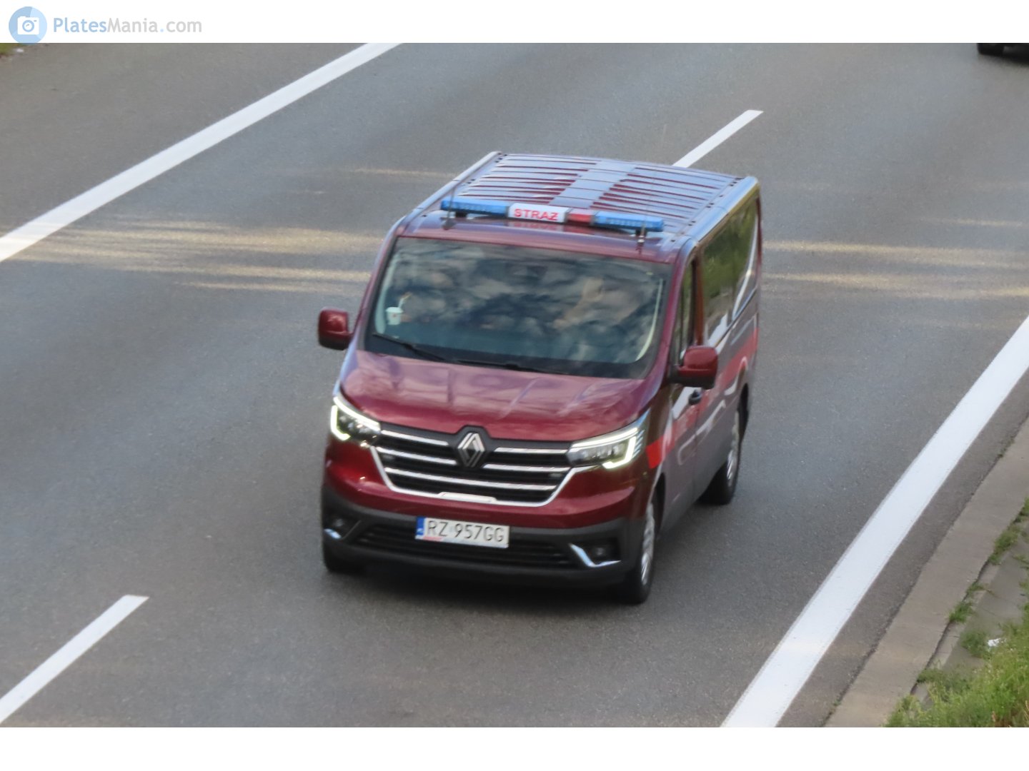 RZ 957GG, Renault Trafic 
